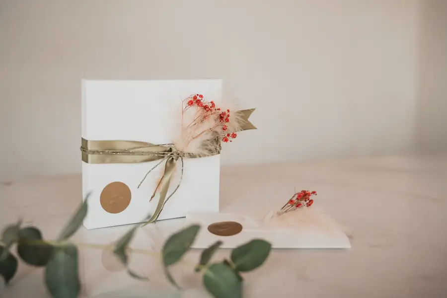 Cadeaubon van La Vertu Beauty met lint en droogbloemen